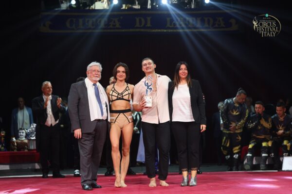Artisti internazionali del circo in competizione