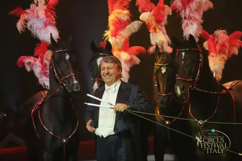 The Special 25th Anniversary edition of the International Circus Festival of Italy will be celebrated by performances in the ring of the very best representatives of Italy’s most prominent historical Circus families: this year’s Festival is honoured by the presence of renowned performer FLAVIO TOGNI, who will be representing his celebrated Circus family as Special Guest at the event. – foto 2