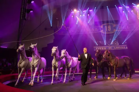 The Special 25th Anniversary edition of the International Circus Festival of Italy will be celebrated by performances in the ring of the very best representatives of Italy’s most prominent historical Circus families: this year’s Festival is honoured by the presence of renowned performer FLAVIO TOGNI, who will be representing his celebrated Circus family as Special Guest at the event. – foto 4