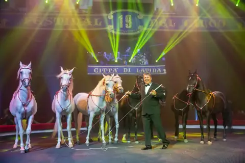 The Special 25th Anniversary edition of the International Circus Festival of Italy will be celebrated by performances in the ring of the very best representatives of Italy’s most prominent historical Circus families: this year’s Festival is honoured by the presence of renowned performer FLAVIO TOGNI, who will be representing his celebrated Circus family as Special Guest at the event. – foto 1