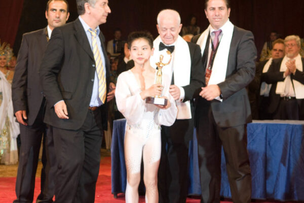1-GOLD-PRIZE-CAI-YONG-CHINA-HANDSTAND-680x1024