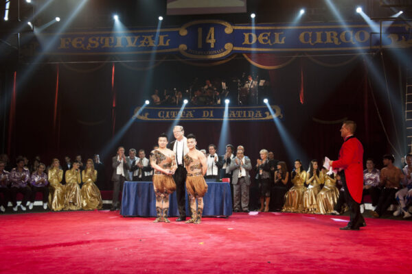 1-GOLD-PRIZE-CHINA-SUINING-ACROBATIC-TROUPE-CHINA-HANDSTAND-1024x681