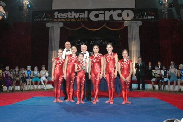 1-GOLD-PRIZE-GUANGDONG-ACROBATIC-TROUPE-CHINA-CONTORTION-1024x681