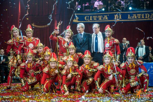 1-GOLD-PRIZE-TIANJIN-ACROBATIC-TROUPE-CHINA-FOOT-JUGGLING-1024x684