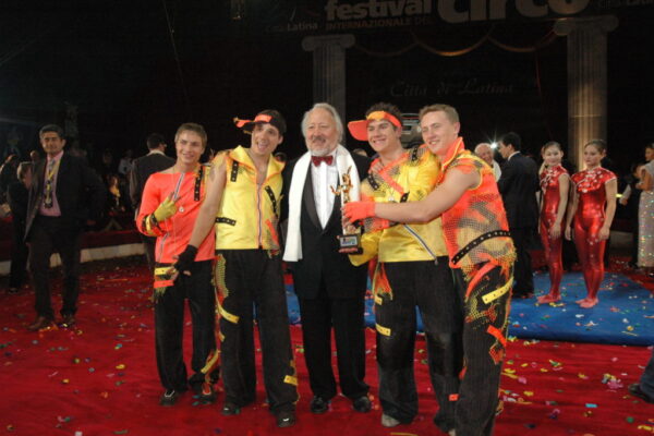 1-GOLD-PRIZE-TROUPE-ISAEV-RUSSIA-SKATING-1024x681