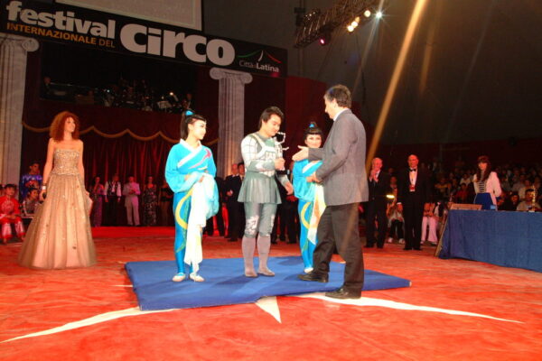 2-SILVER-PRIZE-SHAANXI-ACROBATIC-TROUPE-CHINA-HANDSTAND-1024x679