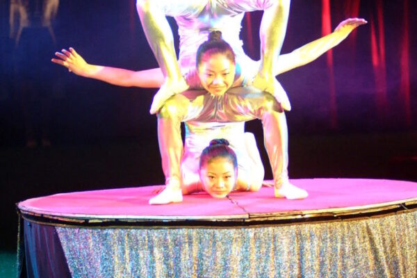 CHINA-ACROBATIC-HENAN-TROUPE-CINA-CONTORSIONISMO-679x1024