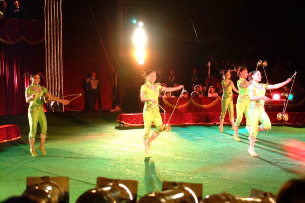 CHINA-ACROBATIC-HENAN-TROUPE-CINA-DIABLO-1024x679