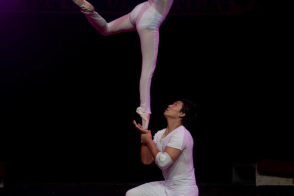 CHINA-NATIONAL-ACROBATIC-TROUPE-ZANG-SHIBO-E-HAN-YING-CINA-BALLETTO-ACROBATICO-680x1024