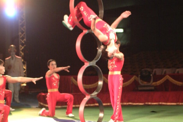 CIRCO-NAZIONALE-CINESE-HENAN-CINA-ACROBAZIE-CON-CERCHI-679x1024