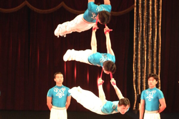 CIRCO-NAZIONALE-CINESE-HENAN-CINA-FASCE-AEREE-679x1024