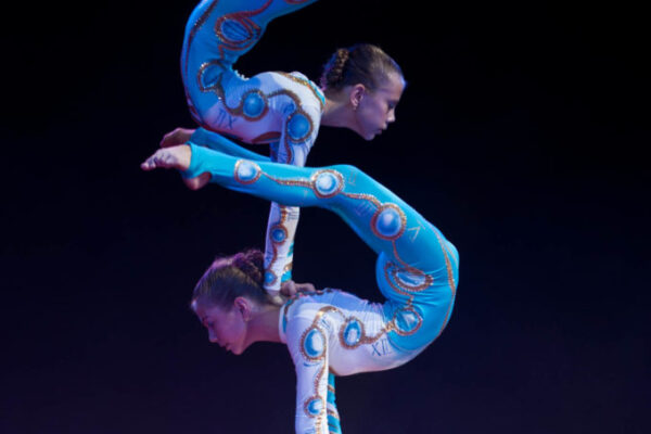 DUO-ISTOMINI-YULIYA-E-ANASTASIYA-RUSSIA-VERTICALISMO-680x1024