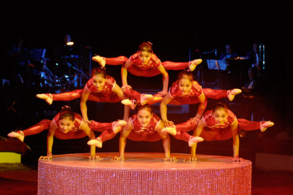 GUANGDONG-ACROBATIC-TROUPE-CINA-CONTORSIONISMO-1024x686