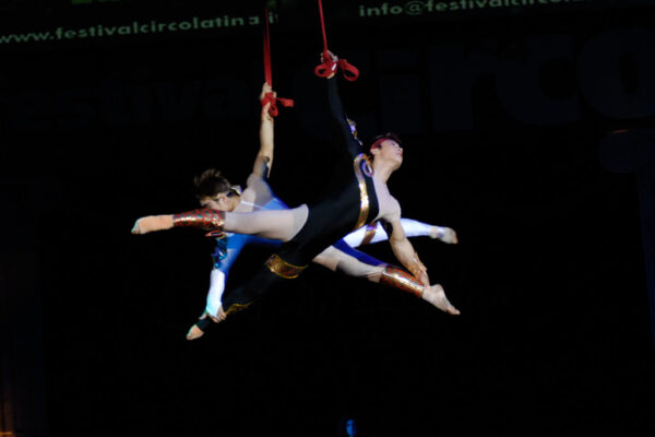 GUANGDONG-ACROBATIC-TROUPE-CINA-FASCE-AEREE-1024x686