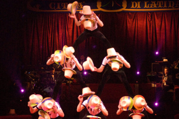 GUANGDONG-ACROBATIC-TROUPE-CINA-GIOCOLERIA-686x1024