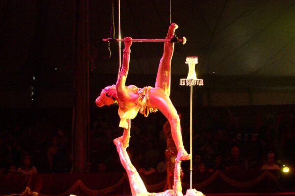 HANGZHOU-ACROBATIC-TROUPE-CHINA-BALANCING-WITH-GLASSES-679x1024