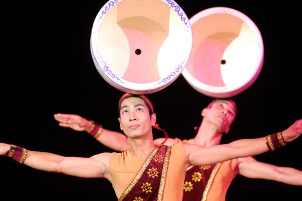HOANG-E-TRAN-VIETNAM-BALANCING-WITH-VASE-1024x681