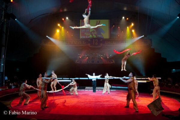 JIANGXI-ACROBATIC-FLAG-CIRCUS-CINA-BARRA-RUSSA-1024x680