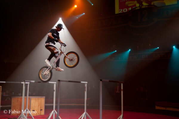 JONATHAN-ROSSI-ITALIA-ACROBAZIA-BMX-1024x680