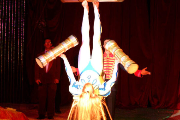 MISS-SILVIA-CZECH-REPUBLIK-FOOT-JUGGLING-683x1024