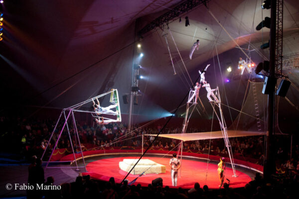 PYONGYANG-CIRCUS-COREA-DEL-NORD-VOLANTI-1024x680