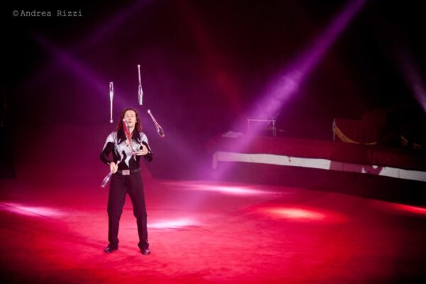 RUDY-JANECEK-CZECH-REPUBLIK-JUGGLING_risultato-1024x681
