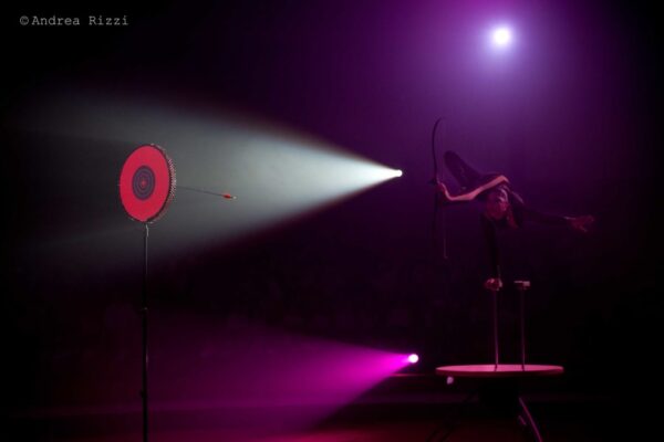 SASHA-USA-CONTORION-AND-BOW-ACT_risultato-1024x681