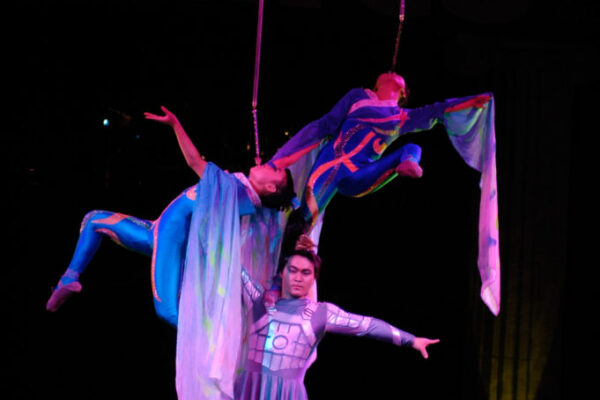 SHAANXI-ACROBATIC-TROUPE-CHINA-BALANCING-AND-DANCE-681x1024