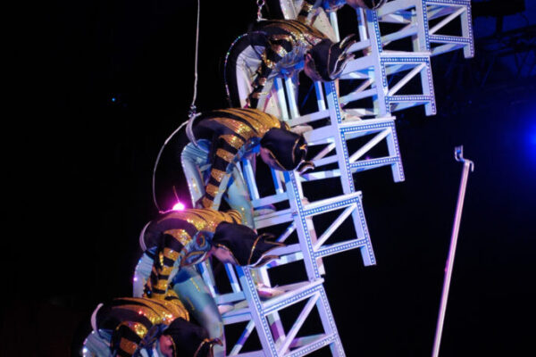 SHAANXI-ACROBATIC-TROUPE-CHINA-BALANCING-WITH-CHAIRS-681x1024