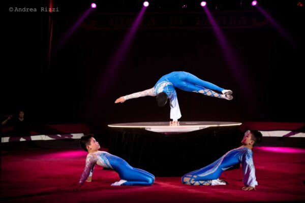 SHANGAI-CIRCUS-TROUPE-CHINA-HANDSTAND_risultato-1024x681