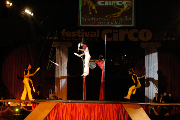 TRIO-LE-BOTRIO-BELGIUM-TRAMPOLINE-AND-JUGGLING-1-1024x681