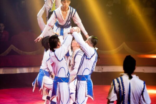 TROUPE-ZOLA-MONGOLIA-BANQUINE_risultato-681x1024