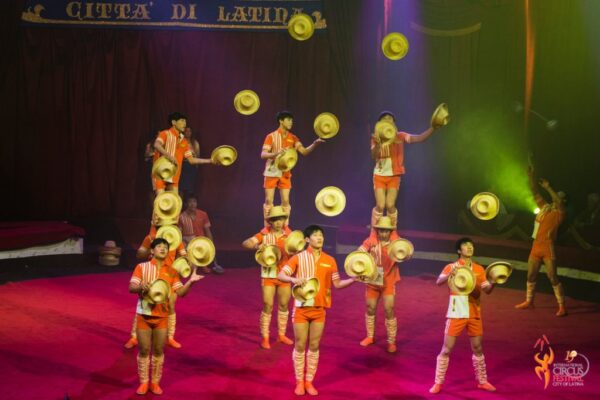 Tianjin-Acrobatic-Troupe-Cina-Giocoleria-1024x684