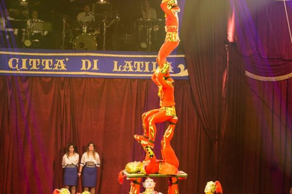 Tianjin-Acrobatic-Troupe-Cina-Icariani