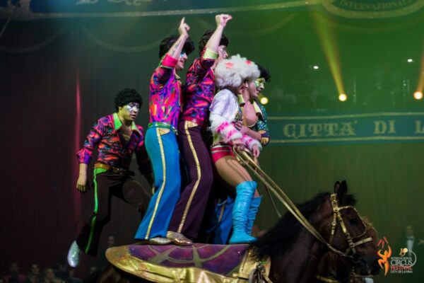 Troupe-Ekk-Russia-Jockeys-1024x684