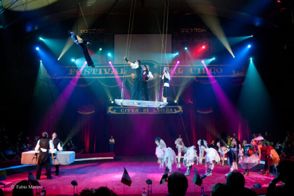 Troupe-Vavilov-Russia-Acrobatica-Aerea-1024x680