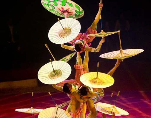 UMBRELLA-GIRLS-CINA-ANTIPODISMO