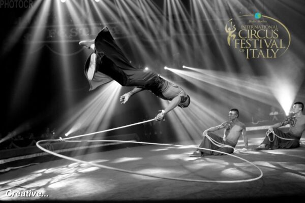 Xinjiang-Acrobatic-Troupe-Cina-Lazo-1024x683