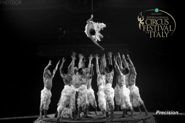 Xinjiang-Acrobatic-Troupe-Cina-Verticalismo-1024x683