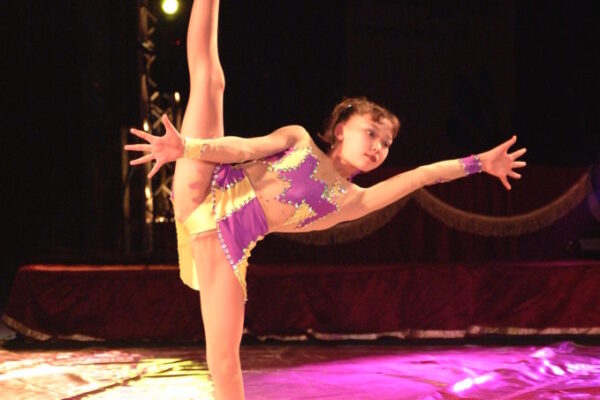 YOKO-KONURBAEVA-RUSSIA-EQUILIBRISMO-679x1024