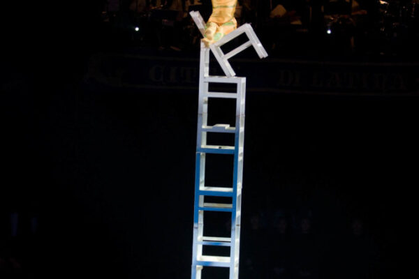 ZHANG-YUANYUAN-CINA-EQUILIBRISMO-SU-SEDIE-680x1024