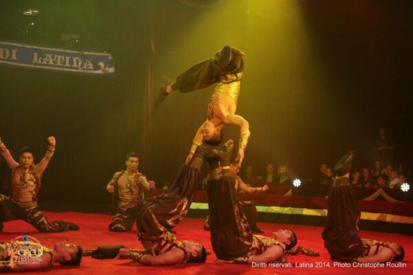 ZHEJIANG-TROUPE-CHINA-BALANCING-ON-HEAD-1024x682