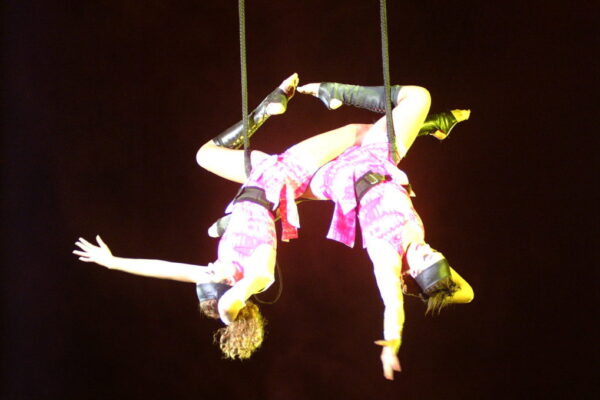 ZIP-ZAP-CIRCUS-SCHOOL-AMY-WEEBER-TAMRYN-VAN-EYSSEN-SUDAFRICA-TRAPEZIO-1024x679